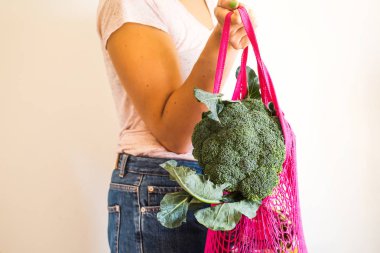 Yeniden kullanılabilir örgü çanta ile kadın üretmek dolu