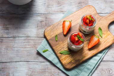 Çilekli yoğurt ve granola. Kahvaltı