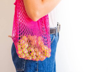 Üzüm ile yeniden kullanılabilir örgü çanta ile Kadın