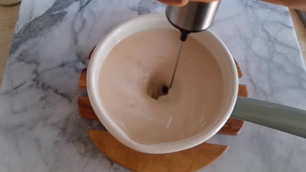 早晨拿铁咖啡的泡沫植物牛奶 — 图库视频影像