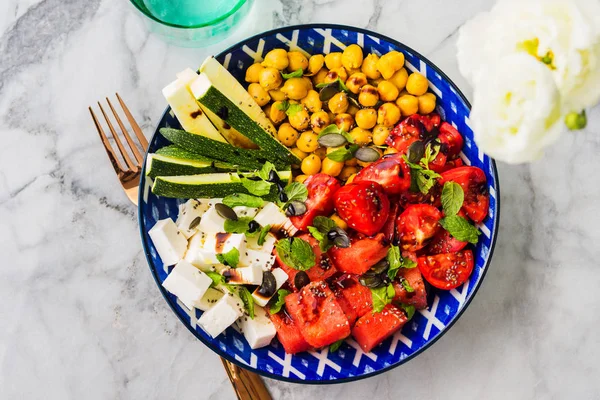 Beyaz peynir li nohutlu karpuz salatası