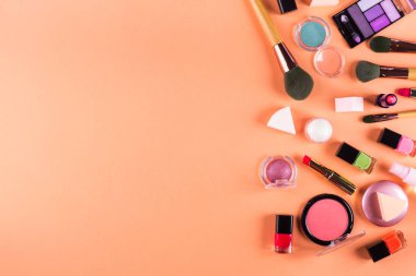 Turuncu ve yeşil aksesuarlar makyaj. Düz yatıyordu