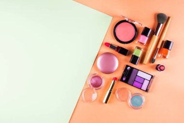 Turuncu ve yeşil aksesuarlar makyaj. Düz yatıyordu