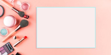 Ürünleri ve fırçaları pembe renkte yap. Düz yatıyordu