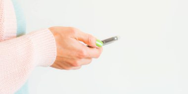 Cep telefonu kullanan Pastel 'li kadın