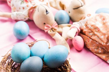 Tavşan ve yumurta ile Pembe paskalya tatili kavramı