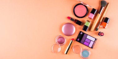 Turuncu ve yeşil aksesuarlar makyaj. Düz yatıyordu