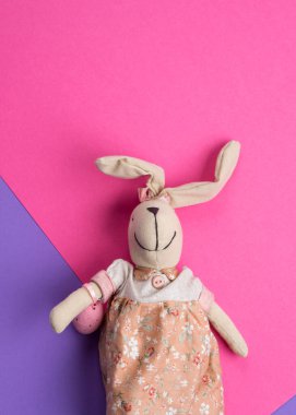 Pembe ve mor arka planda Paskalya tavşanı