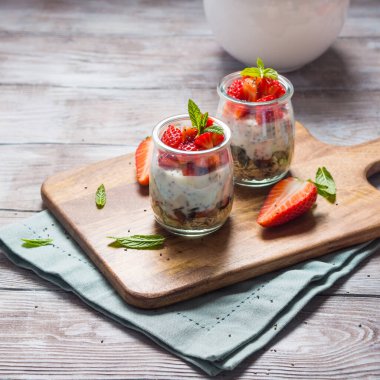 Çilekli yoğurt ve granola. Kahvaltı