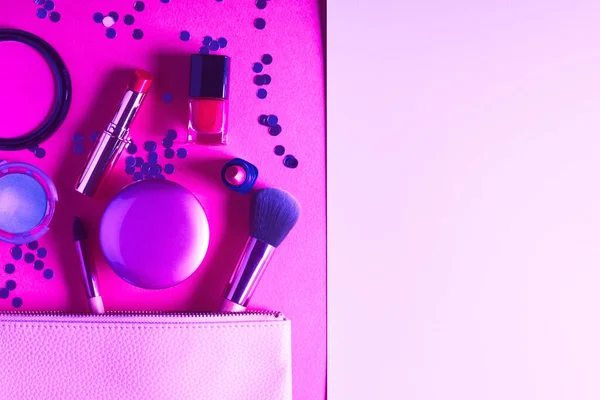 Uzupełnić produkty i pędzle na fioletowym neonie — Zdjęcie stockowe