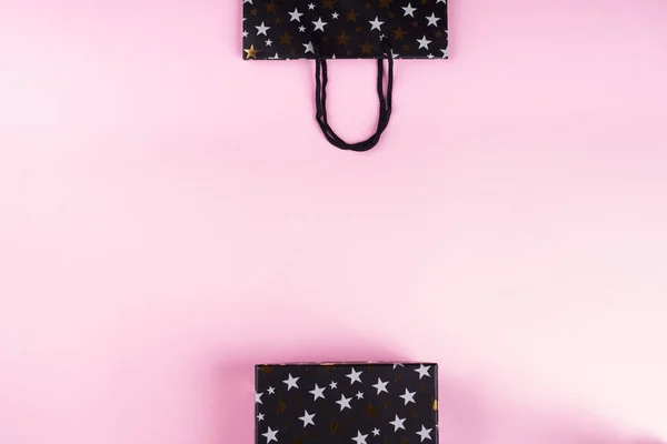 黑色礼品盒和粉色礼品袋。 黑色星期五 — 图库照片