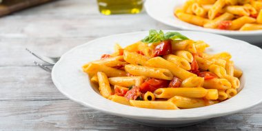 Taze domatesli makarna ve fesleğen.