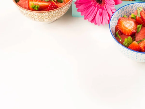 Ensalada de frutas con fresa, sandía, hojas de albahaca — Foto de Stock