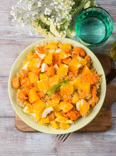 Tigela de quinoa com abóbora, funcho, laranja — Fotografia de Stock