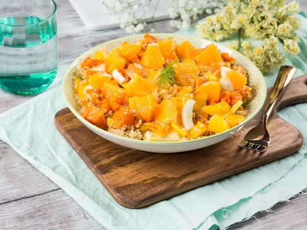 Tigela de quinoa com abóbora, funcho, laranja — Fotografia de Stock