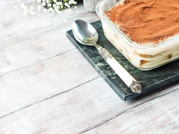 Traditionele koffie tiramisu dessert in glazen schaal — Stockfoto