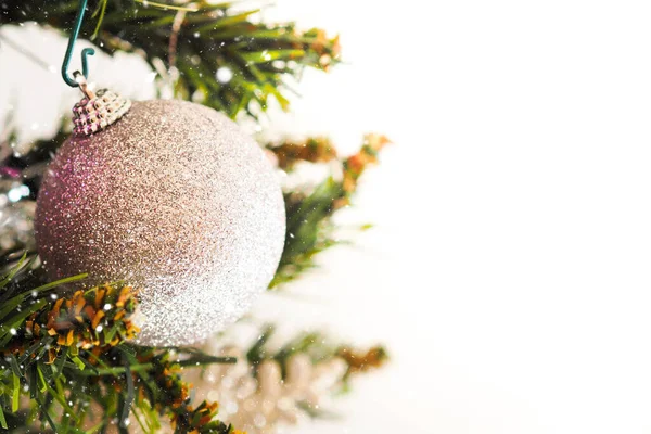 Різдвяний банерний фон зі срібною сферою — стокове фото