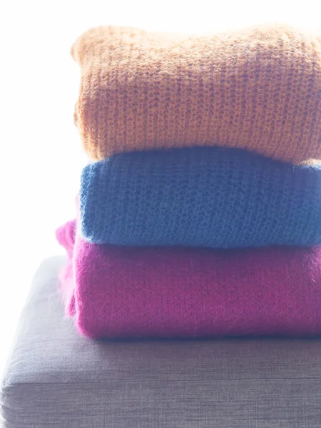 Útulné zimní barevné vlněné svetry — Stock fotografie