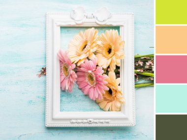 Yeşil çerçeveli güzel çiçekler. Renk kumaşı