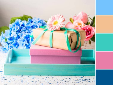 Çiçeklerle dolu hediye kutuları. Renk kumaşı