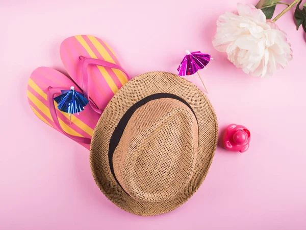 Sommar strand semester koncept på rosa — Stockfoto