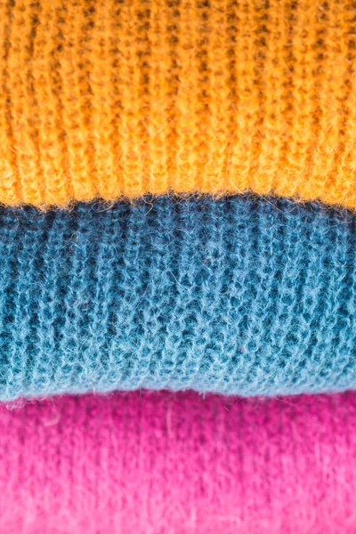 居心地の良い冬のカラフルなウールのセーター — ストック写真