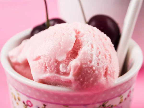 Tazas de helado de fresa con cerezas, macro —  Fotos de Stock