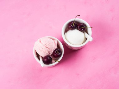 Pembe kirazlı iki dondurma bardağı.