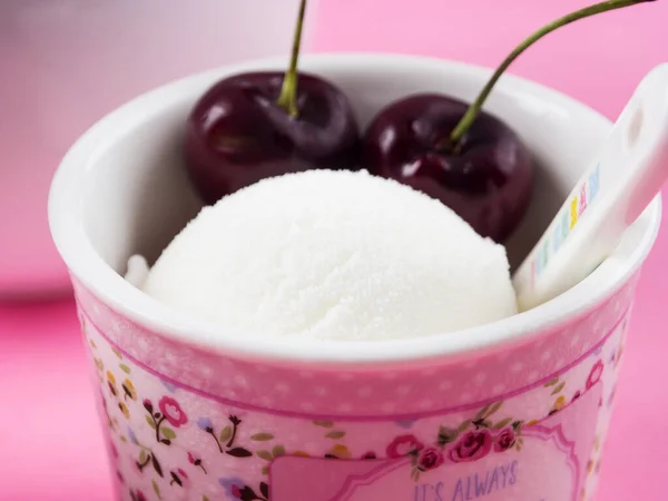 Helados de limón fresco con cerezas —  Fotos de Stock