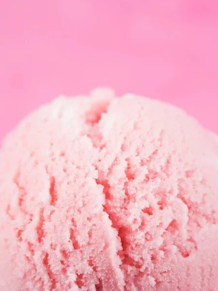Jahodové zmrzlinové poháry s třešněmi, makro — Stock fotografie
