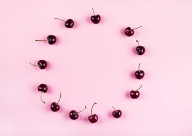 Pembe arkaplanda kiraz desenli çerçeve