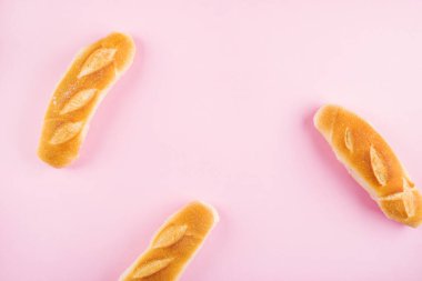 Pembe arka planda üç küçük baget.