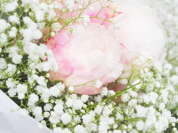 Hermoso ramo de peonías blancas y rosadas — Foto de Stock