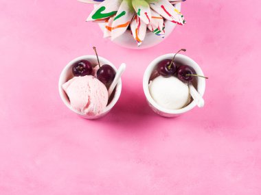 Pembe kirazlı iki dondurma bardağı.