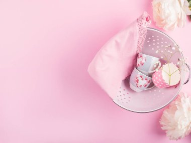 Pembe fincanlı pembe kevgir. Düz yatıyordu