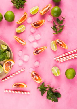 Turunçgil dilimleri ve kırmızı içeceklerle yaz deseni