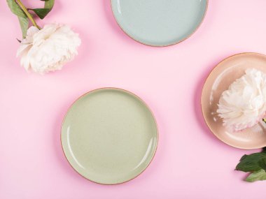 Pembe üzerine pastel renkli tabaklar.