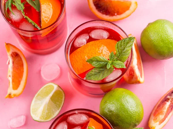 Frischer eisgekühlter roter Cocktail mit Blutorange — Stockfoto