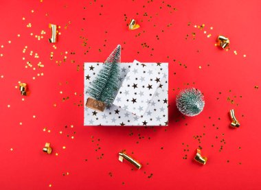 Noel yeni yılı dekorlu kırmızı arka plan