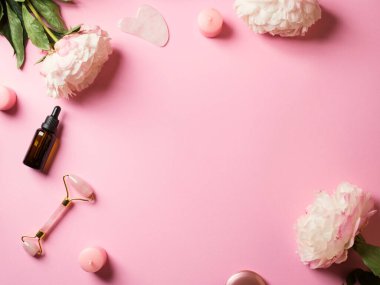 Çiçeklerle birlikte pembe güzellik kaldırma araçları