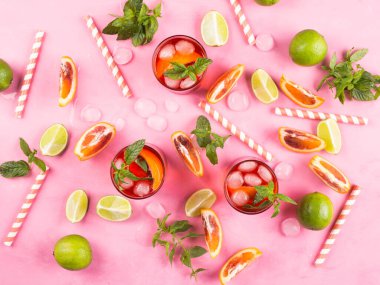 Turunçgil dilimleri ve kırmızı içeceklerle yaz deseni