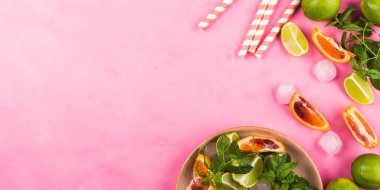 Naneli taze buzlu kokteyl için güveç malzemeleri.