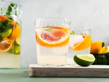 Taze yaz narenciye içeceği.