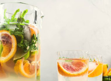 Taze yaz narenciyesi Gri kavanozda cam bir kavanozda