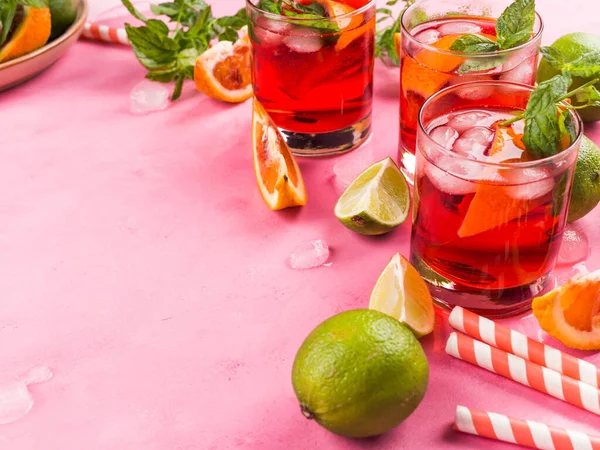 Frischer roter Cocktail mit blutorangenem Hintergrund — Stockfoto