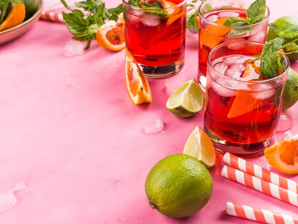 Cocktail rosso fresco con sfondo arancione sangue — Foto Stock