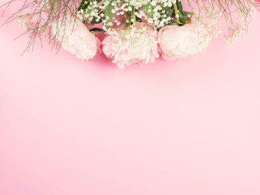 Çiçek desenli şakayıklı pembe pastel arkaplan