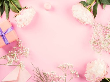 Çiçek desenli şakayıklı pembe pastel arkaplan