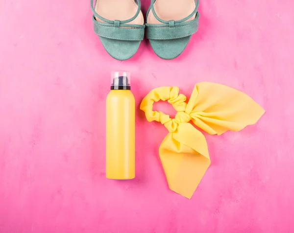 黄色防晒喷雾、发带和凉鞋 — 图库照片