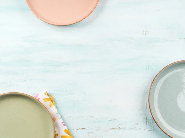 Platos de color pastel sobre fondo turquesa —  Fotos de Stock